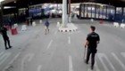 Испанский полицейский эффектно обезвредил вооруженного ножом фанатика