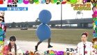 Японец в гигантском надувном шаре пробует свои силы в легкоатлетических дисциплинах 