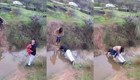 Благородный парень помогает своей подруге пересечь ручей
