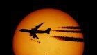 Новосибирский фотограф снял самолёт на фоне Солнца