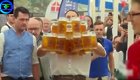 Немецкий официант пронес 29 кружек пива