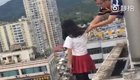 В Китае директор школы спас девочку от суицида 