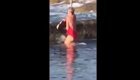 Жительница Австралии голыми руками выловила акулу из пляжного бассейна и вернула обратно в океан