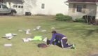 Школьник пытается поймать улетающее от него домашнее задание