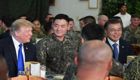 Южнокорейский солдат испытывает неловкость, сидя между Дональдом Трампом и президентом своей страны