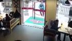 В Китае курьер случайно разбил стеклянную дверь ресторана и остался стоять с металлической ручкой 