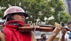 Протестующий играет на скрипке на митинге в Венесуэле 