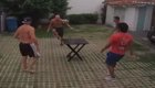 Бразильские приятели играют в игру, состоящую из элементов футбола и настольного тенниса