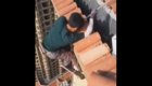Бесстрашный китайский рабочий игнорирует технику безопасности на большой высоте