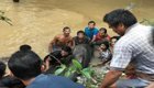 Тайцы  спасли гигантского 200-килограммового сома, оказавшегося на мелководье 