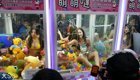 В Тайване установили игровые автоматы «Хватайки» с полуголыми девушками внутри