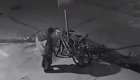 Вор ловко украл оставленный хозяином на улице Нового Орлеана велосипед