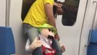 Креативный костюм пассажира бразильского метро