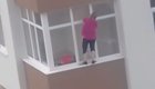 Отчаянная домохозяйка без страховки мыла окна на большой высоте