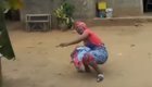 Причудливая реакция африканки на квадрокоптер