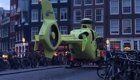 Вертолет спасателей виртуозно припарковался на узком мосту в Амстердаме