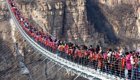 Сотни бесстрашных туристов столпились на самом длинном стеклянном мосту в мире
