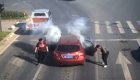 Китайский торговец решил закурить в салоне автомобиля с петардами