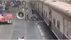 В Индии военный вытащил девочку из-под колес поезда за секунду до гибели