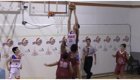 Как 12-летний канадский баскетболист с ростом 213 сантиметров играет в баскетбол со сверстниками
