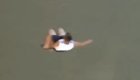 Очевидец снял на видео неудачный прыжок парня в воду 