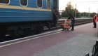 Женщина не успела вовремя загрузить ящики в поезд и осталась на вокзале