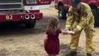 Маленькая девочка раздает завтрак пожарным в Калифорнии