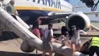 Пассажиров самолёта в Барселоне эвакуировали из-за возгорания телефона