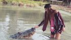 Студентка из США устроила себе на выпускной фотосессию со здоровенным аллигатором