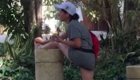 Женщина побрила ноги в питьевом фонтанчике