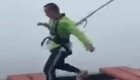 У мужчины отстегнулся страховочный канат во время прыжков по самому пугающему мосту в Китае