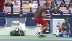 Во время празднования победы теннисист случайно перепугал юного помощника на корте 