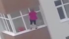 Суровая иркутская домохозяйка моет окна без страховки