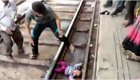 Упавшая под движущийся поезд годовалая девочка чудом осталась жива