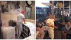 Повар развлекает посетителей ресторана пицца-акробатикой