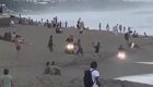 Как на Бали местные жители борются с любителями кататься на пляже на скутере