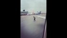 Зажигательный танец сигнальщика на взлетной полосе в Торонто попал на видео