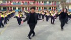 Директор китайской начальной школы решил бороться с детским ожирением и стал танцевать вместе с детьми на переменах