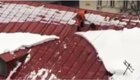 Падение рабочего с крыши дома в Москве попало на видео
