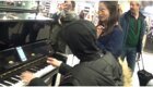 Мастер буги-вуги показал девушкам, как нужно играть на пианино