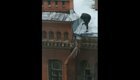 Как бравые коммунальщики очищали крыши от наледи и сосулек в Санкт-Петербурге 
