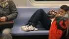 Мальчик отказался убирать ноги с сиденья в вагоне метро, но пассажир не стал с ним церемониться