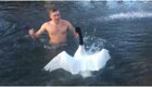 Лебедь атаковал украинца во время купания в ледяной воде