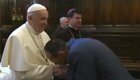 Папа Римский выдергивает руку из-под губ пытающихся поцеловать его перстень верующих 