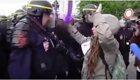 "Жестокое нападение" полицейского на протестующую