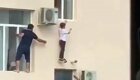В Чечне мужчина, рискуя своей жизнью, спас мальчика, выпавшего из окна