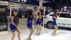  Странные танцы девушек у рекламного стенда