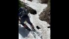 Решивший проехать по тонкому льду лыжник чуть не вляпался в серьезные неприятности