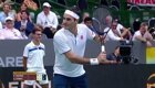 Фанат тенниса попросил Федерера стоять на месте, чтобы он мог сделать качественную фотографию