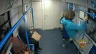 Пьяный вандал разбил ногами окно вагона в московском метро